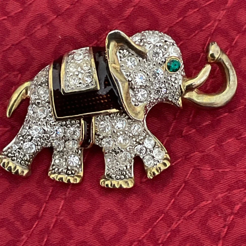 •Vintage Rhinestones Elephant Brooch Pin